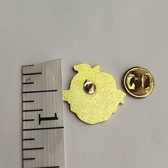 The Big Apple NEW YORK City vintage enamel pin lapel badge flair - Picture 3 of 3